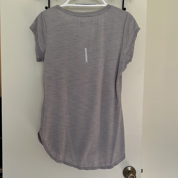 Bundle of rebook shirts like new! - Picture 6 of 6